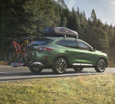 Kuga met een dakkoffer en fietsen op de fietsendrager