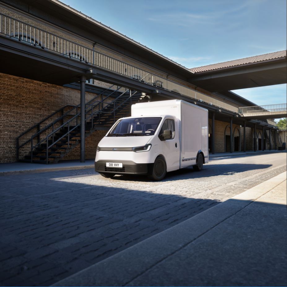 Transit City Chassis Cabine met een box in een industriële omgeving