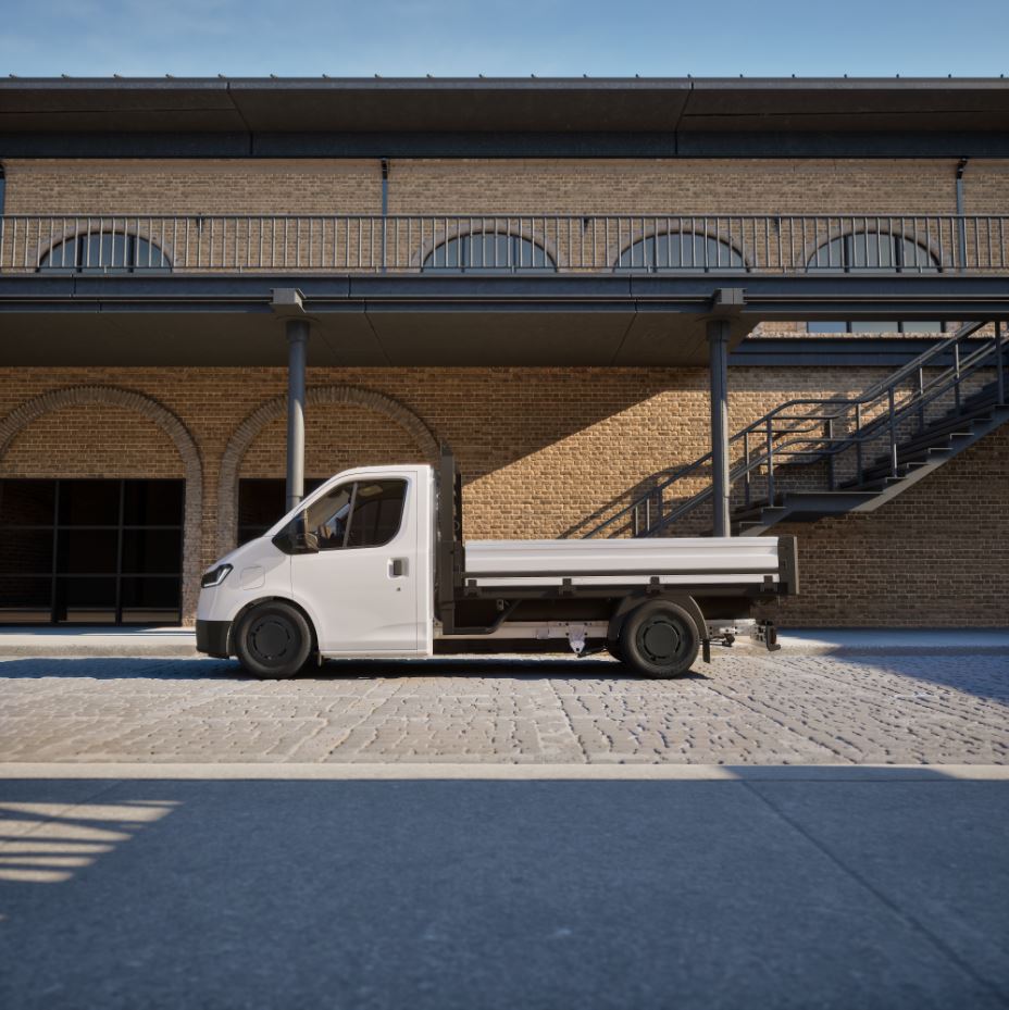 Transit City Chassis cabine met laadbak van de zijkant gezien in een industriële omgeving